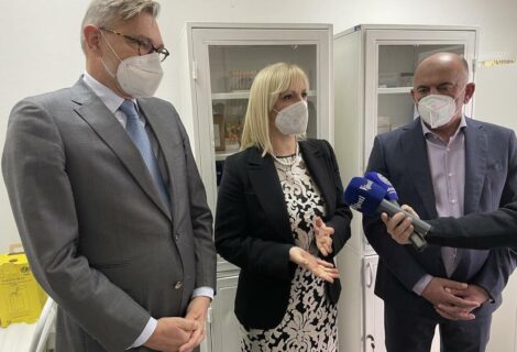 Ambasada Njemačke donirala DZ Podgorica opremu vrijednu sedam hiljada eura Ambasada Njemačke donirala DZ Podgorica opremu vrijednu sedam hiljada eura